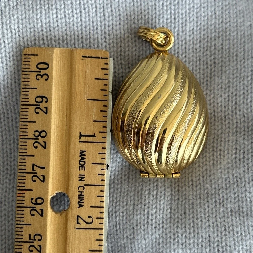 Vintage Avon‎ Gold Tone Egg Shaped Locket